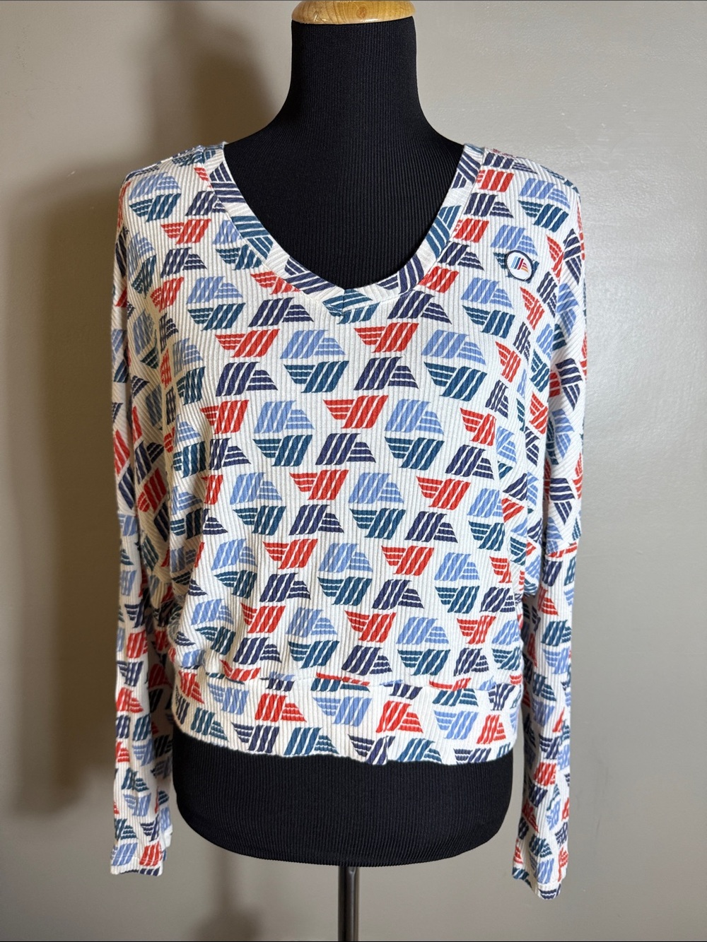 ALDI Gear Geometric Print V-Neck Long Sleeve Top White with Blue & Red Sz L
